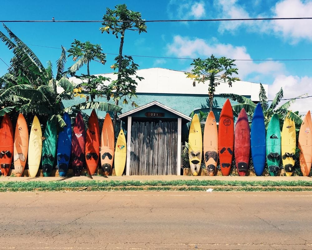 Backpackers Australia Tablas de surf de diferentes colores en una casa Queenslander